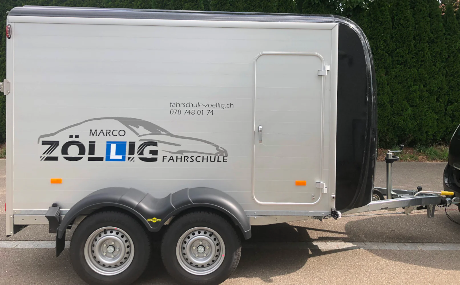 Flexible Fahrzeugoptionen für die Anhänger Fahrschule Marco Zöllig