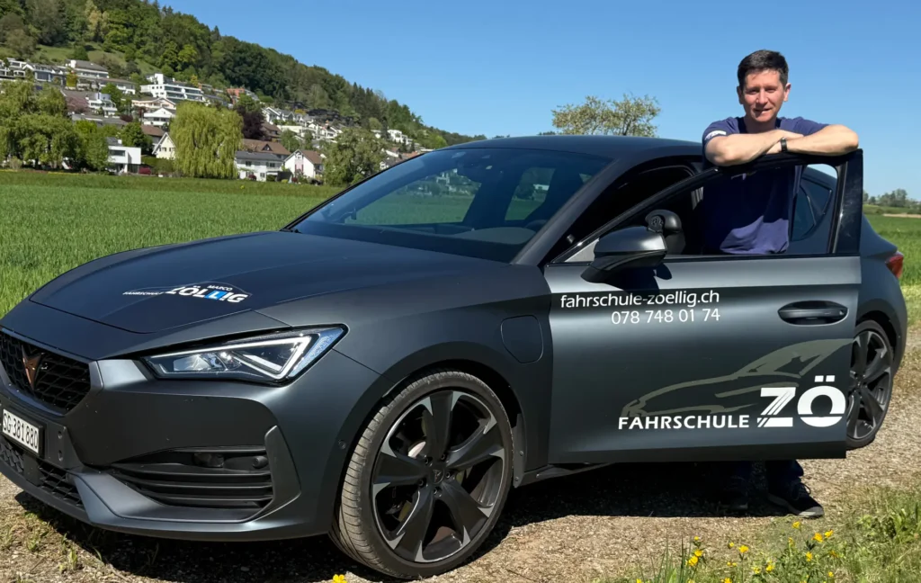 Fahrlehrer Marco Zöllig vor seinem Cupra Leon