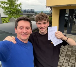 Fahrlehrer Marco Zöllig mit Fahrschüler nach bestandener Führerprüfung mit der Fahrschule Märwil