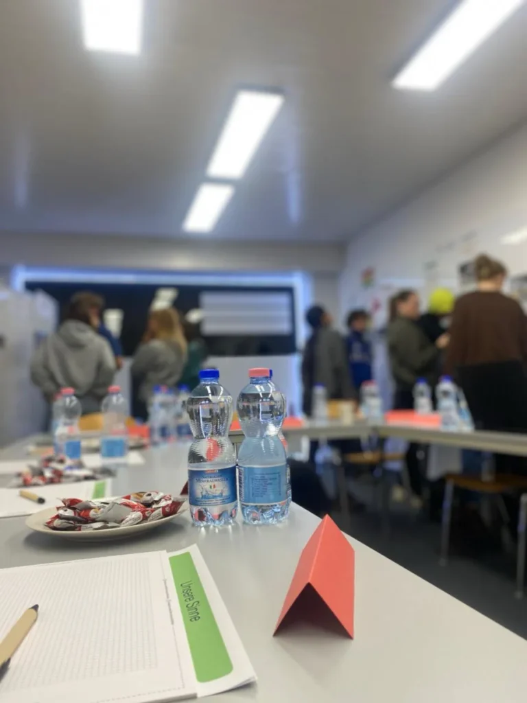 Verkehrskundeunterricht in Wil mit motivierten Kursteilnehmern - Fahrschule Marco Zöllig